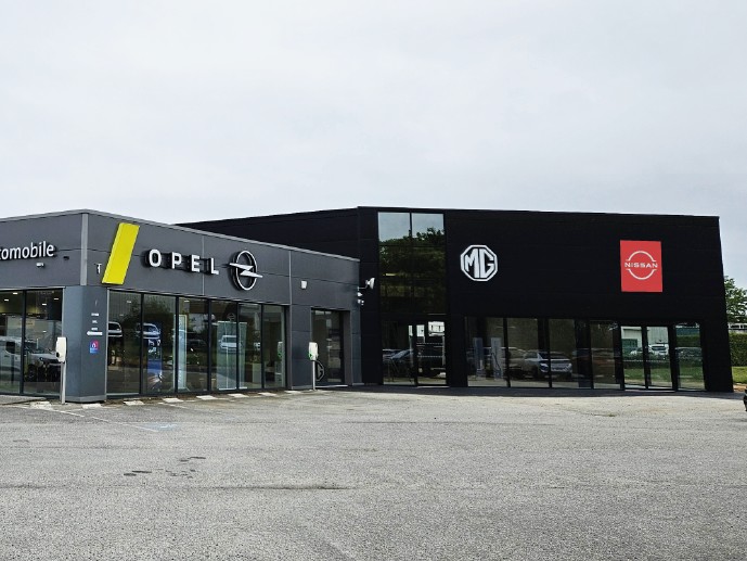 Devanture de la concession Alençon avec Opel, MG et Nissan